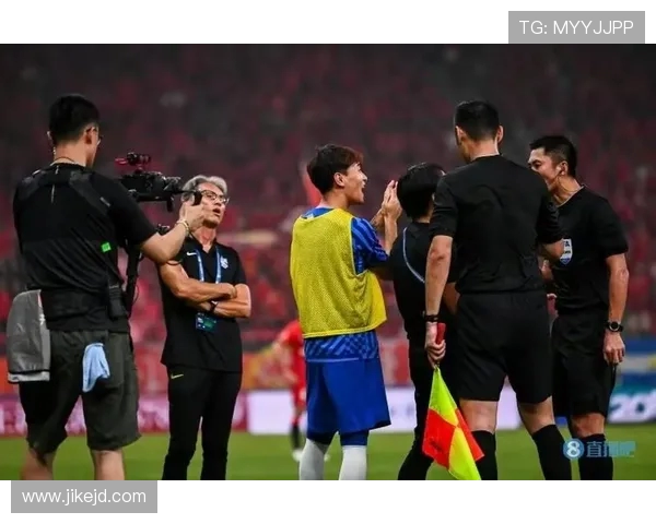 裁判评议认为蓉城战亚泰韦世豪禁区倒地未判点球判罚尺度合理